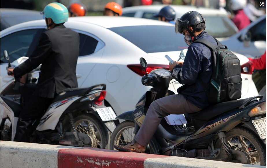 dừng-đèn-đỏ-bấm-diện thoại-giữa-dường-tayninh24 (3).png