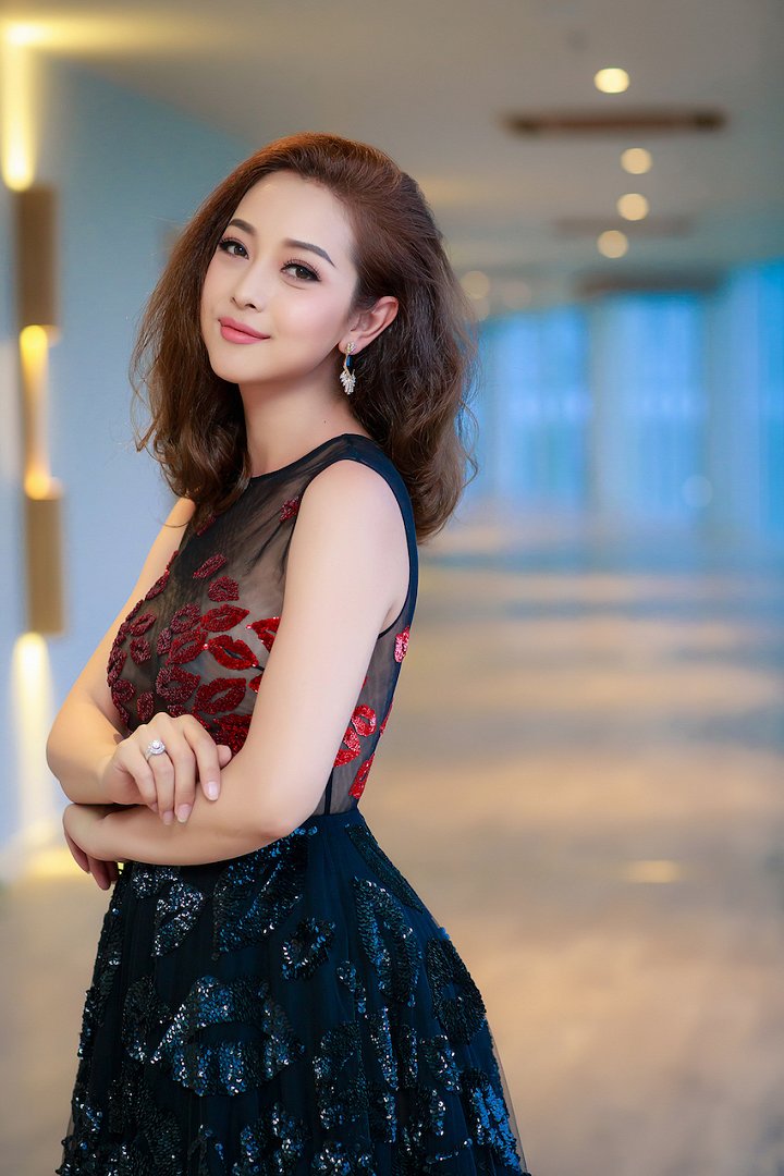 jennifer-pham-mac-vay-xuyen-thau-khoe-vong-1-tay-ninh-24h (4).jpg
