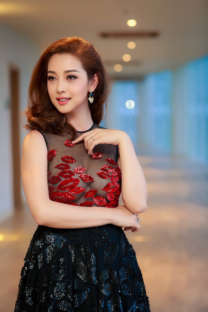 jennifer-pham-mac-vay-xuyen-thau-khoe-vong-1-tay-ninh-24h (5).jpg