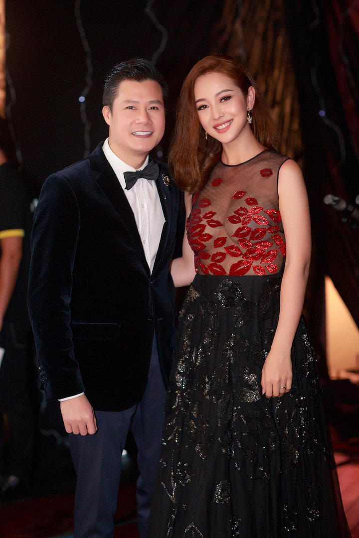 jennifer-pham-mac-vay-xuyen-thau-khoe-vong-1-tay-ninh-24h (7).jpg