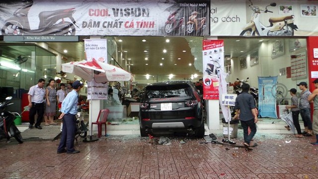 nguyen-nhan-vu-land-rover-discovery-sport-gay-tai-nan-lien-hoan-nham-chan-ga.JPG