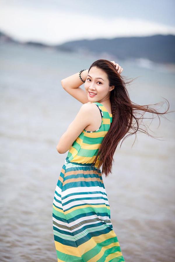 nhan-sac-nong-bong-cua-my-nhan-chan-dai-nhat-hoa-hau-hvvn-2015 (1).jpg