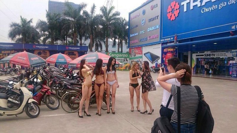 Siêu thị Trần Anh nhân viên mặc bikini tiếp thị bán hàng (2).jpg