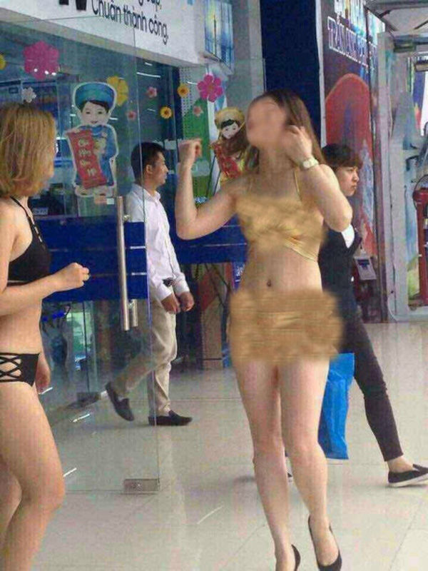 Siêu thị Trần Anh nhân viên mặc bikini tiếp thị bán hàng (3).jpg